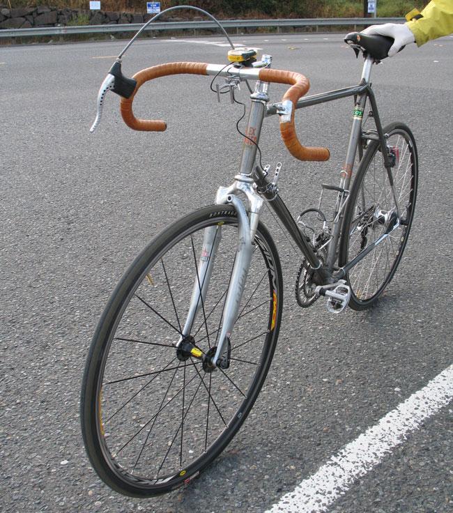 road bike with front suspension